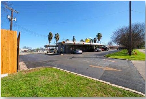 More Photos Of 1611 S General McMullen Dr, San Antonio Fast Food For Lease