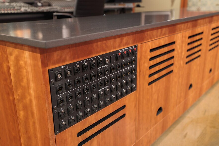 More Photos Of 2205 E 12th St, Austin Movie Radio TVStudio For Sale