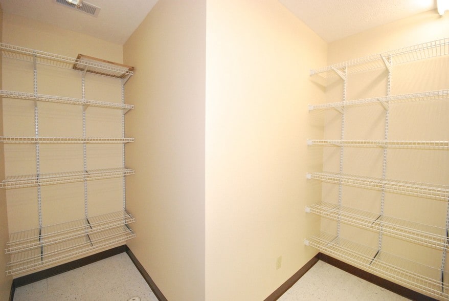 More Photos Of 2021-2027 Greystone Sq, Jackson Office For Lease