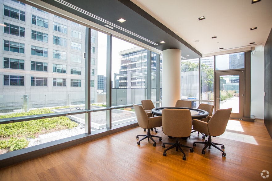 More Photos Of 1800 N Lynn St, Arlington Apartments For Lease