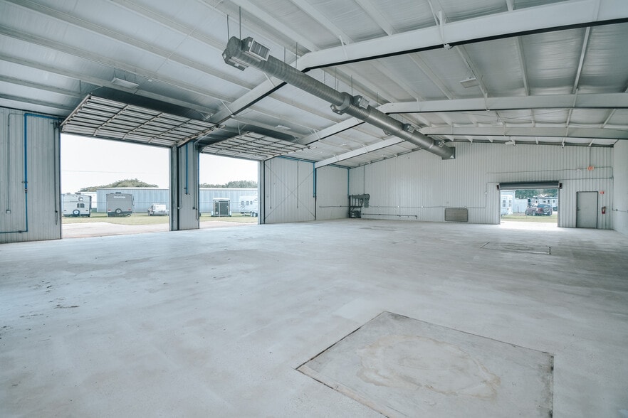 More Photos Of 13102 N Navarro St, Victoria Flex For Sale