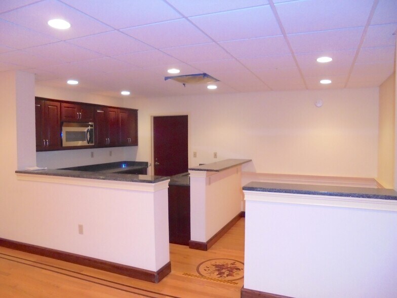 More Photos Of 256 Main St, East Windsor Research And Development For Lease