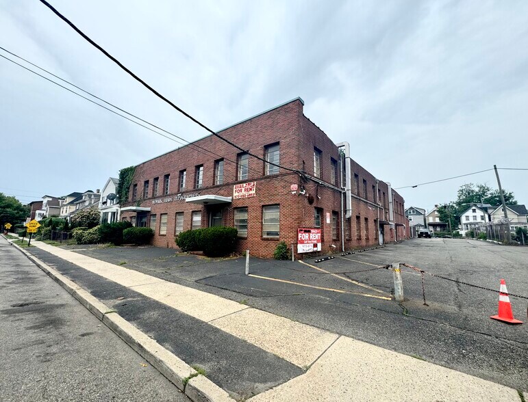 More Photos Of 177 Oakwood Ave, Orange Showroom For Lease