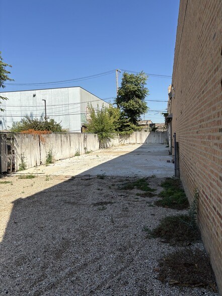 More Photos Of 1724 W Lake St, Chicago Warehouse For Lease