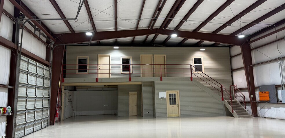 More Photos Of 304 Meadow Ln, Kemah Warehouse For Lease