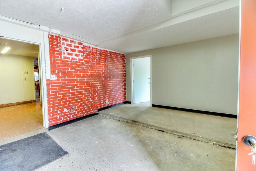 More Photos Of 2214 Mangum Rd, Houston Storefront Retail Office For Lease