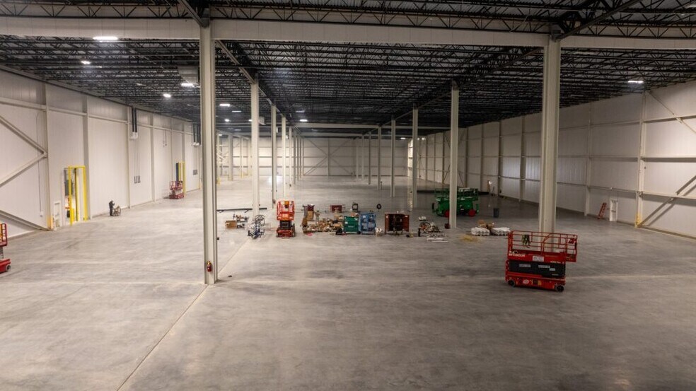 More Photos Of 2100 Smithtown Ave, Ronkonkoma Refrigeration Cold Storage For Lease