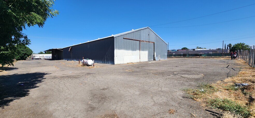 More Photos Of 1382 Cedar Ave, Fresno Warehouse For Sale