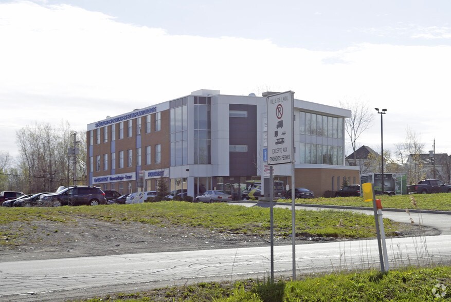 More Photos Of 3333 Av 100e, Laval Medical For Lease