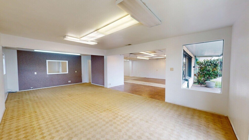 More Photos Of 1602 FM 1431, Marble Falls Showroom For Sale