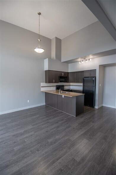 More Photos Of 8140 102 St NW, Edmonton Apartments For Lease