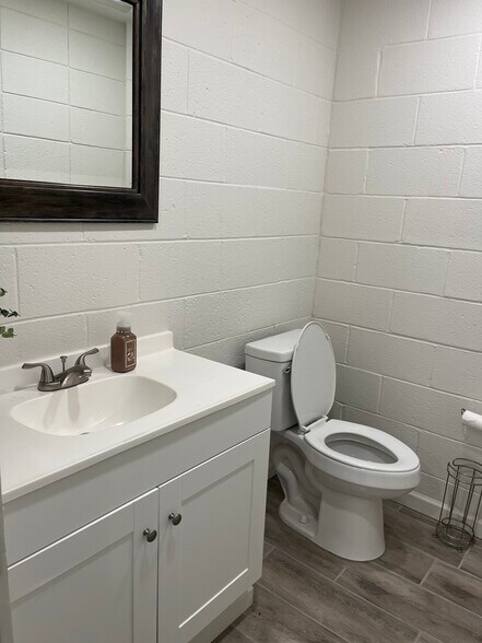 More Photos Of 3775 NW 32nd St, Newcastle Office For Sale