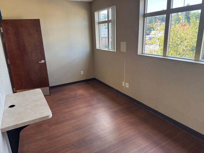 More Photos Of 2720 Commercial St, Salem Office For Sale