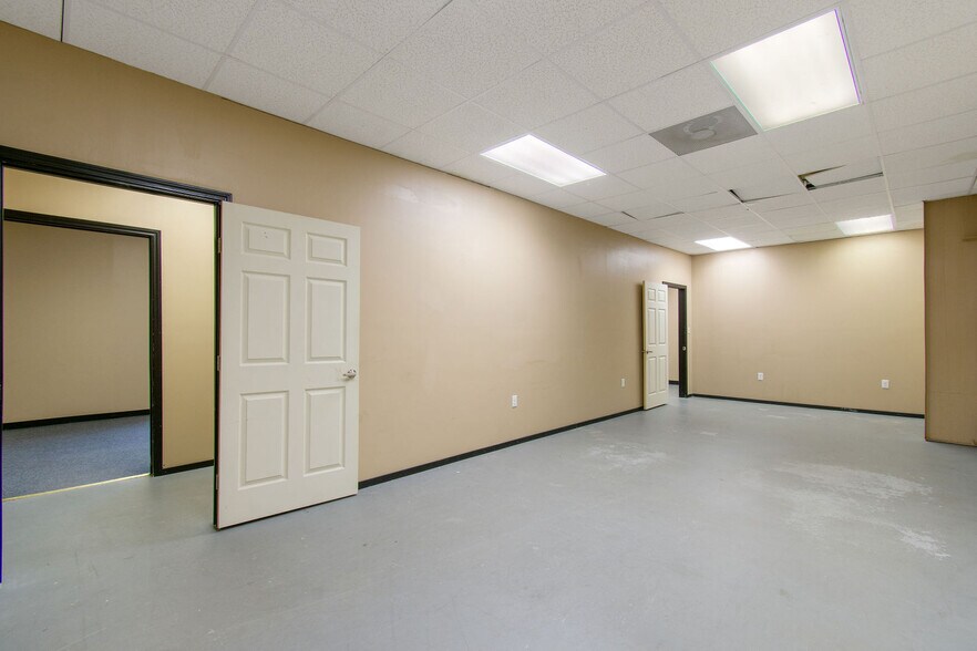 More Photos Of 21755 N I-45 Fwy, Spring Flex For Sale