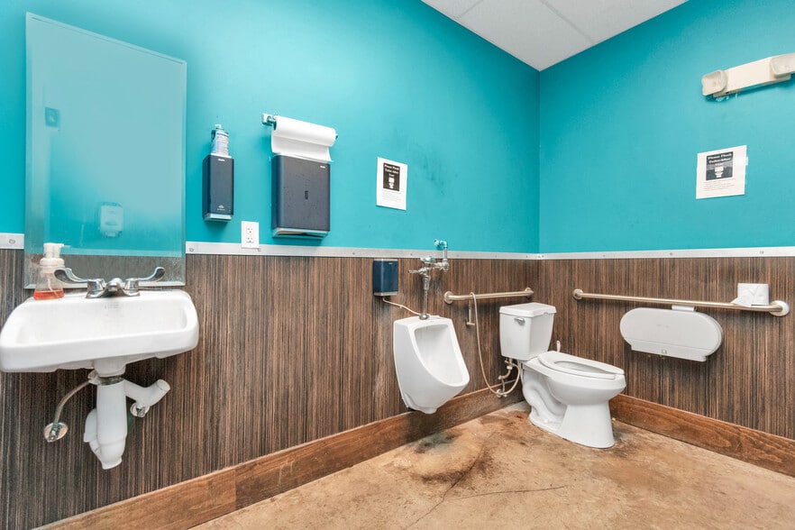 More Photos Of 14902 N Fwy Service Rd, Houston Freestanding For Sale