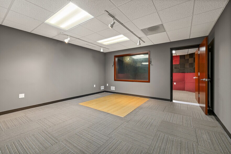 More Photos Of 20970 Warner Center Ln, Woodland Hills Medical For Sale