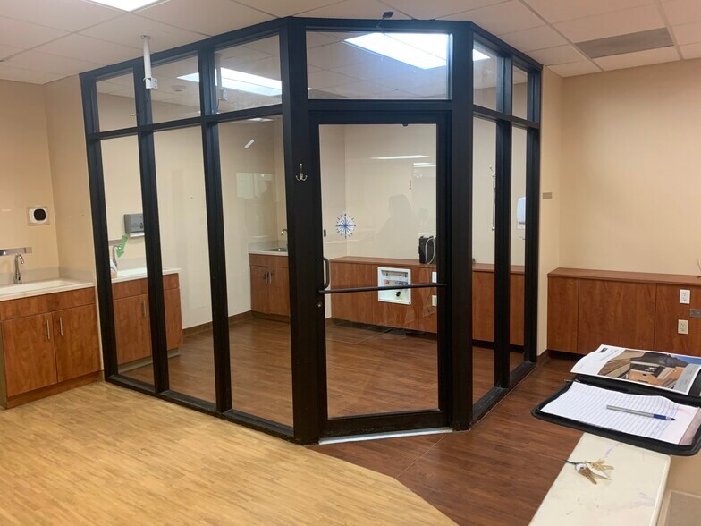 More Photos Of 9115 S Cicero Ave, Oak Lawn Office For Sale