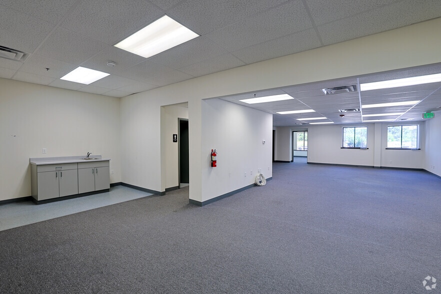 More Photos Of 2-100 Tower Office Park, Woburn Showroom For Lease