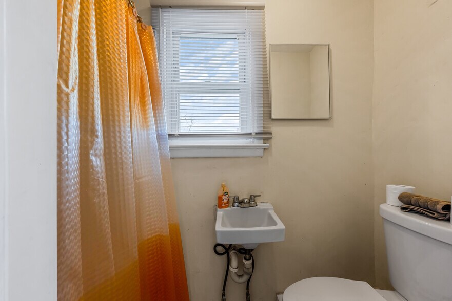 More Photos Of 200 Hall Ave, Perth Amboy Bar For Sale