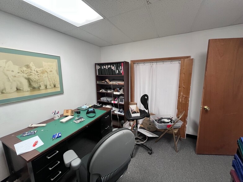 More Photos Of 50 Parker St, Newburyport Manufacturing For Lease