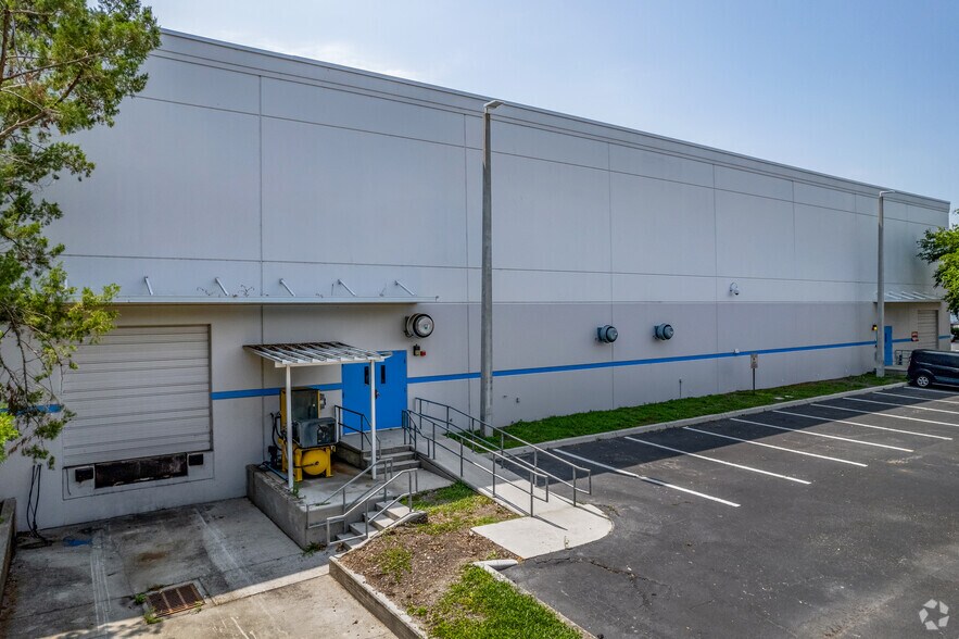 More Photos Of 2511 Corporate Way, Palmetto Light Distribution For Lease