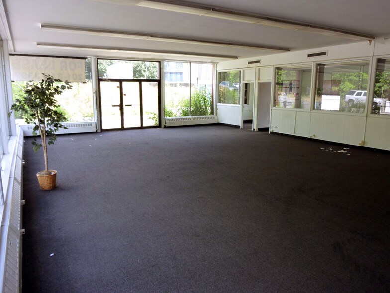 More Photos Of 60 Rockwood Pl, Englewood Auto Dealership For Lease