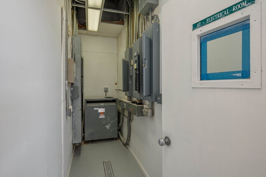 More Photos Of 174 NW 9th ave, Mulberry Distribution For Sale