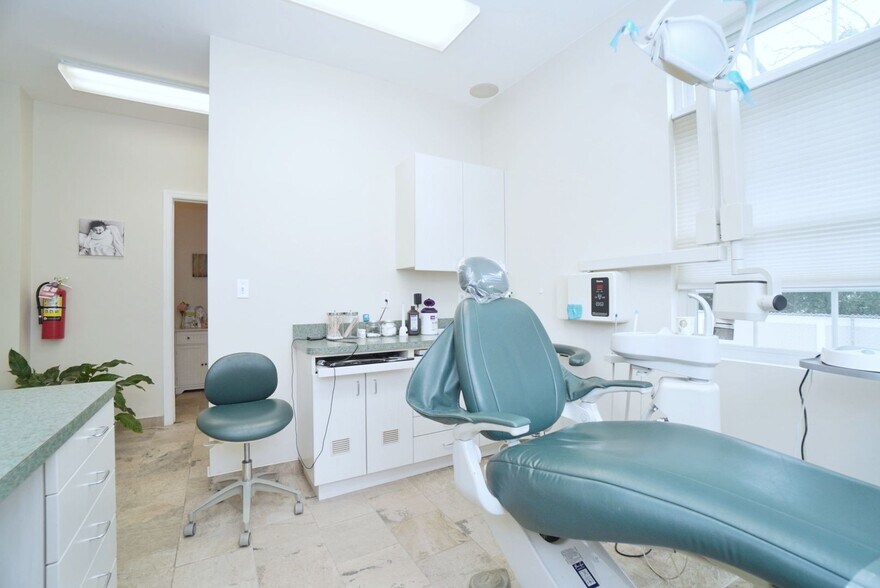 More Photos Of 1562 Drumgoole Rd E, Staten Island Medical For Sale