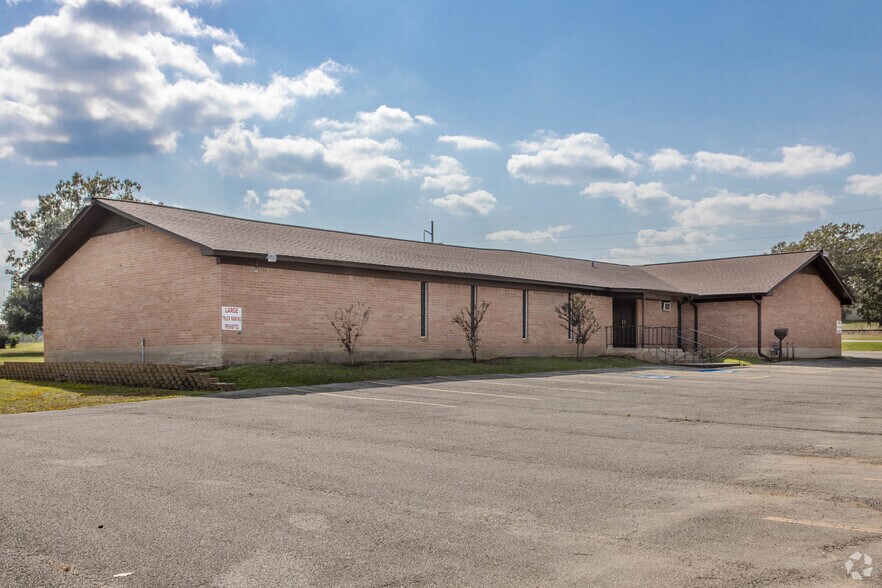 More Photos Of 100 E Borden St, Diboll Religious Facility For Sale