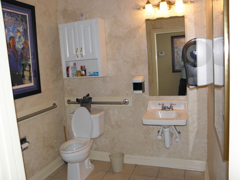 More Photos Of 1710 Orleans St, Mandeville Office For Sale