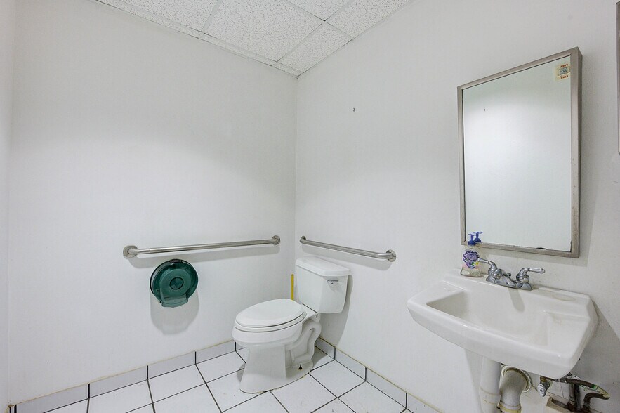 More Photos Of 7415 Eastex Freeway Plaza, Beaumont Industrial For Sale