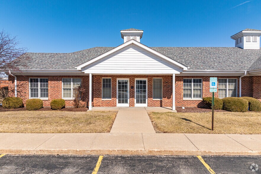 More Photos Of 858-863 Center Ct, Shorewood Office For Lease