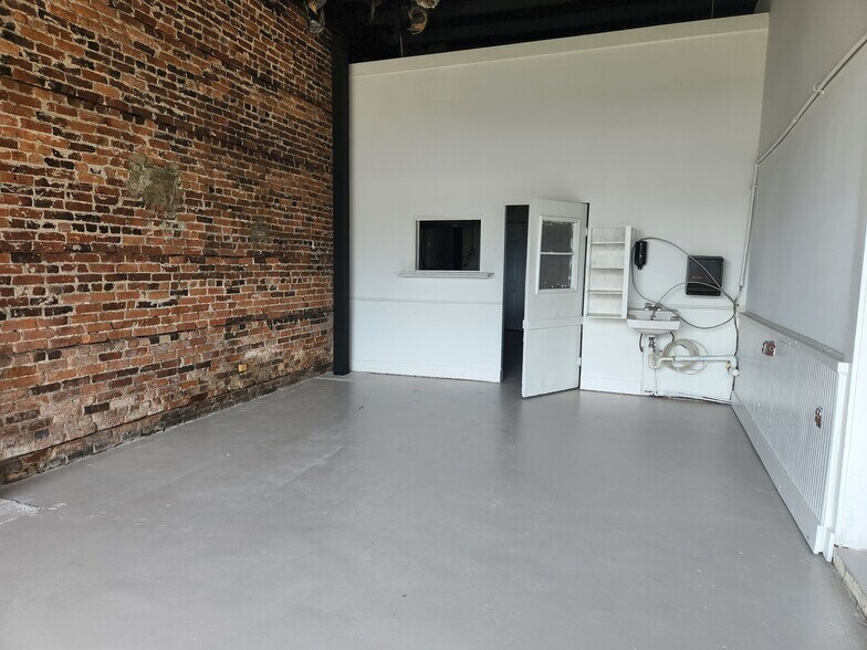 More Photos Of 1209-1211 Gloucester St, Brunswick General Retail For Lease