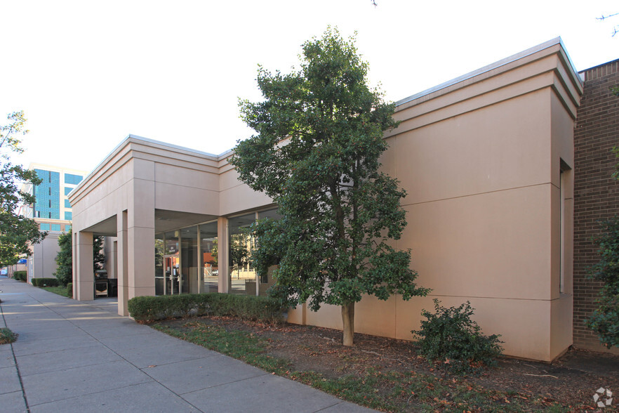 Primary Photo Of 204 E Market St, Louisville Medical For Lease