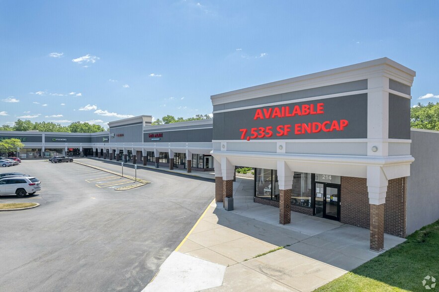 More Photos Of 204-324 E Geneva Rd, Wheaton Unknown For Lease