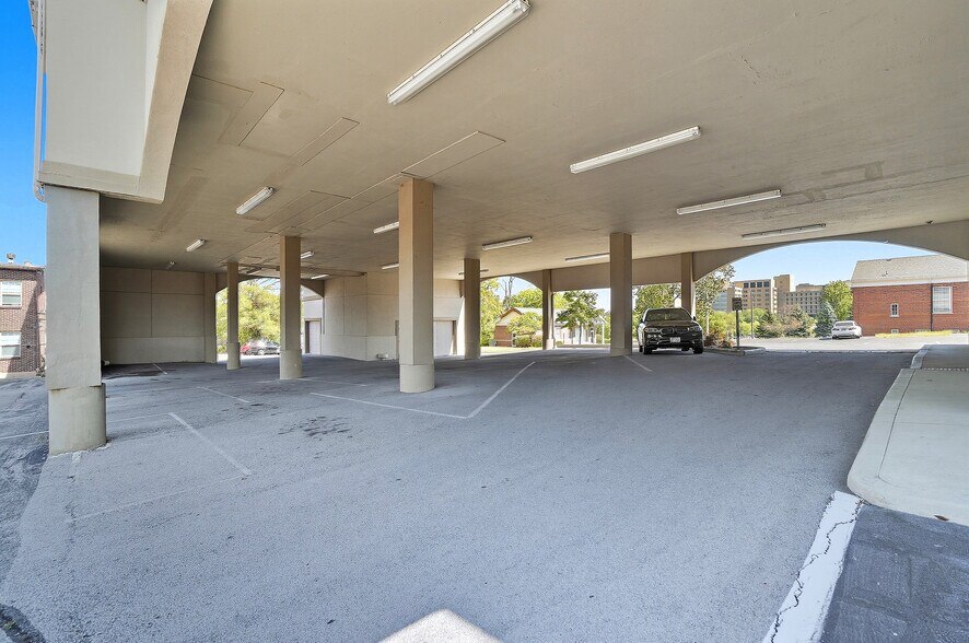 More Photos Of 916-920 W Market St, Lima Medical For Lease