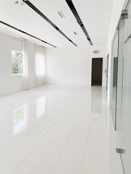 More Photos Of 201 N Ocean Dr, Hollywood Storefront Retail Office For Lease