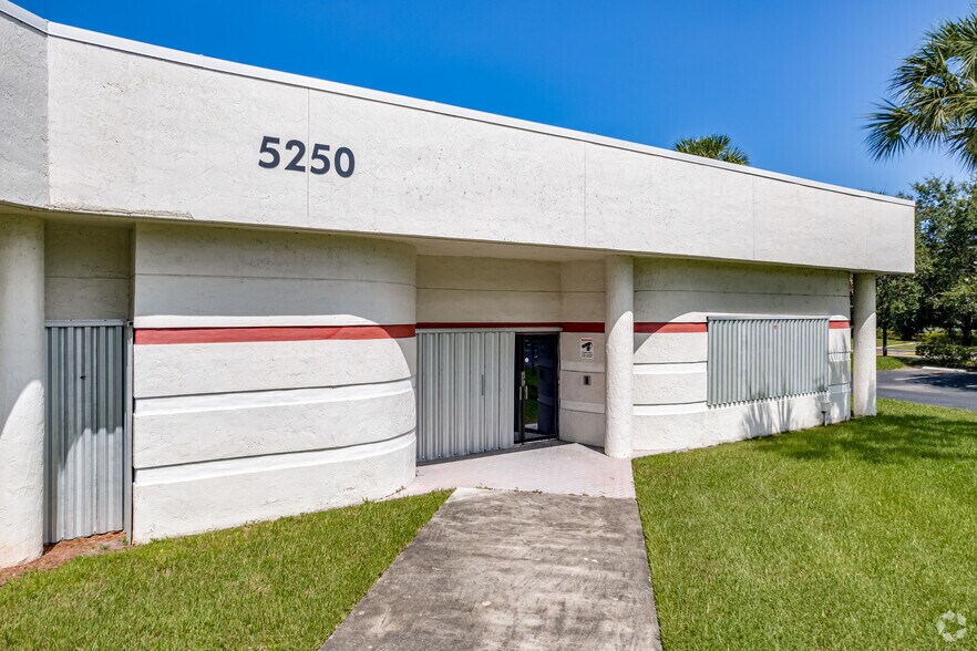 More Photos Of 5250 NW 33rd Ave, Fort Lauderdale Light Manufacturing For Lease