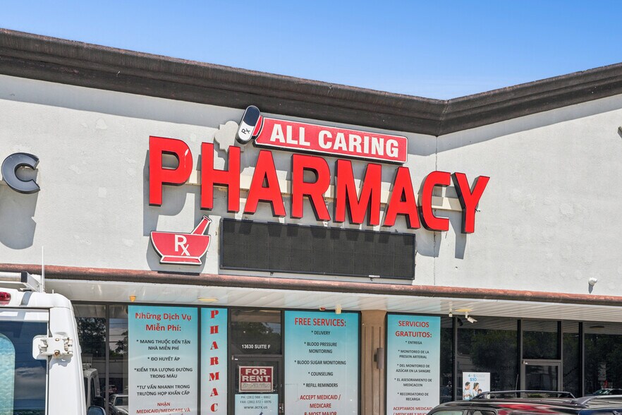More Photos Of 13630 Veterans Memorial Dr, Houston Storefront Retail Office For Lease