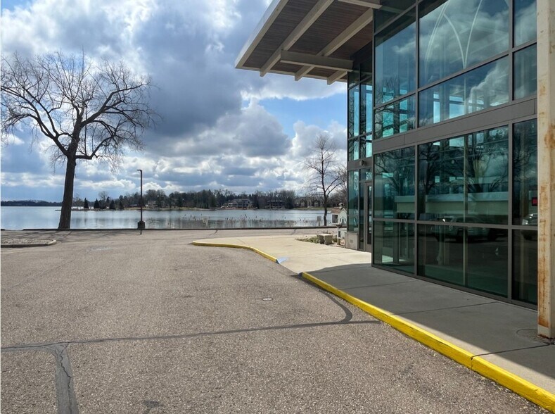 More Photos Of 5171 Commerce Rd, Orchard Lake Religious Facility For Lease