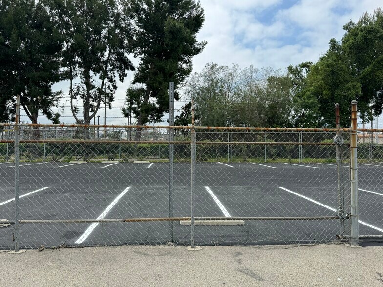 More Photos Of 14348 Bessemer St, Van Nuys Land For Lease