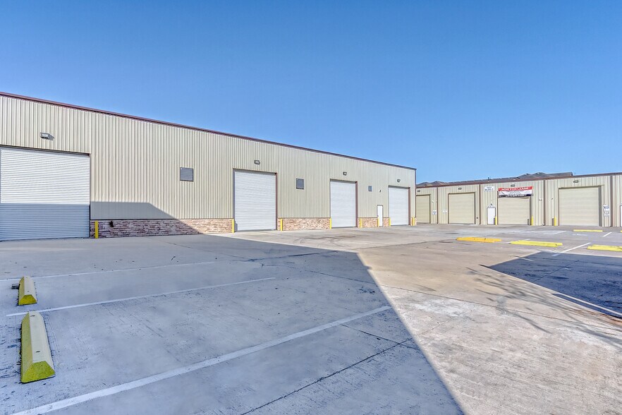 More Photos Of 1631 Highway 6 S, Houston Warehouse For Lease