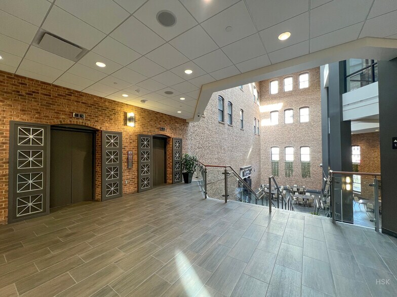 More Photos Of 125 Ottawa Ave NW, Grand Rapids Office For Lease