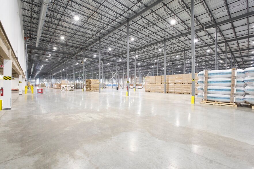 More Photos Of 2900 Ch De La Baronnie, Varennes Warehouse For Lease