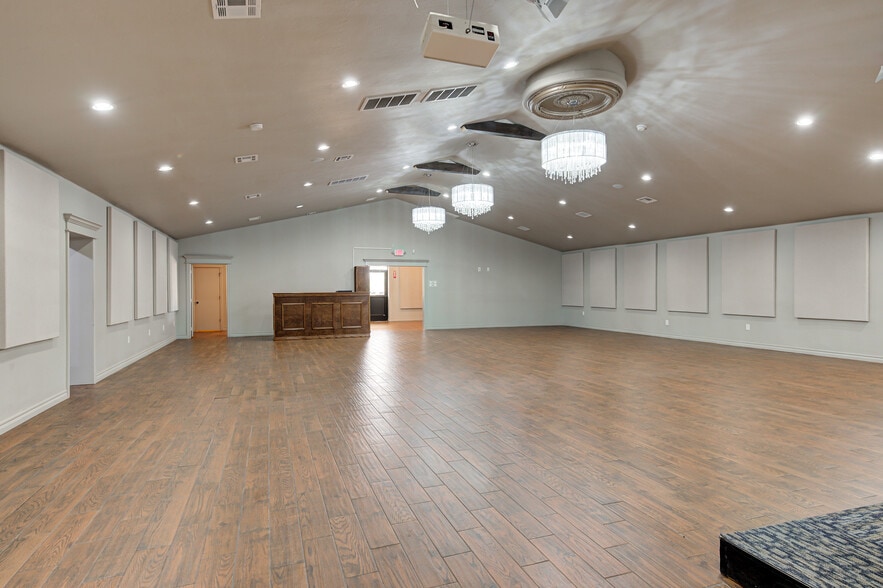 More Photos Of 450 E Main St, Yukon Religious Facility For Sale