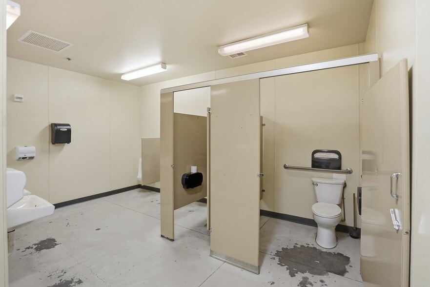 More Photos Of 1151 Industry Rd, Sturgis Manufacturing For Sale