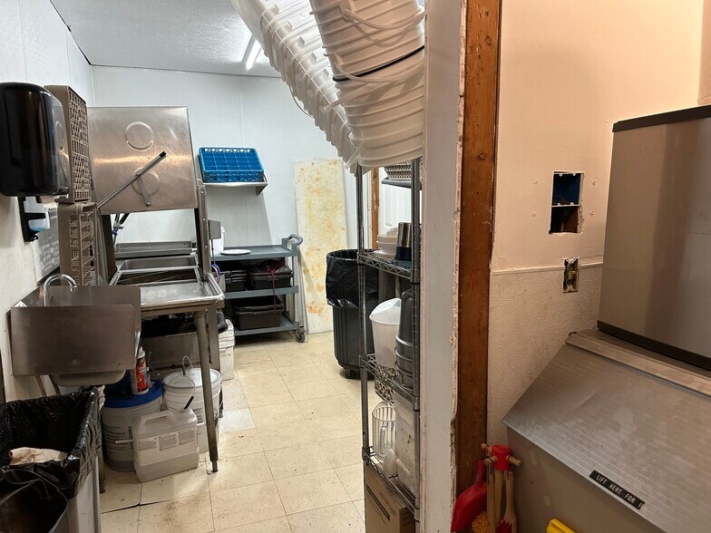 More Photos Of 645 Ace of Diamonds St, Stanley Restaurant For Lease