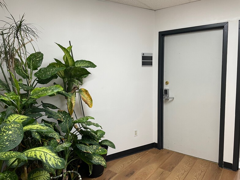 More Photos Of 17 Maple Dr, Great Neck Storefront Retail Office For Lease