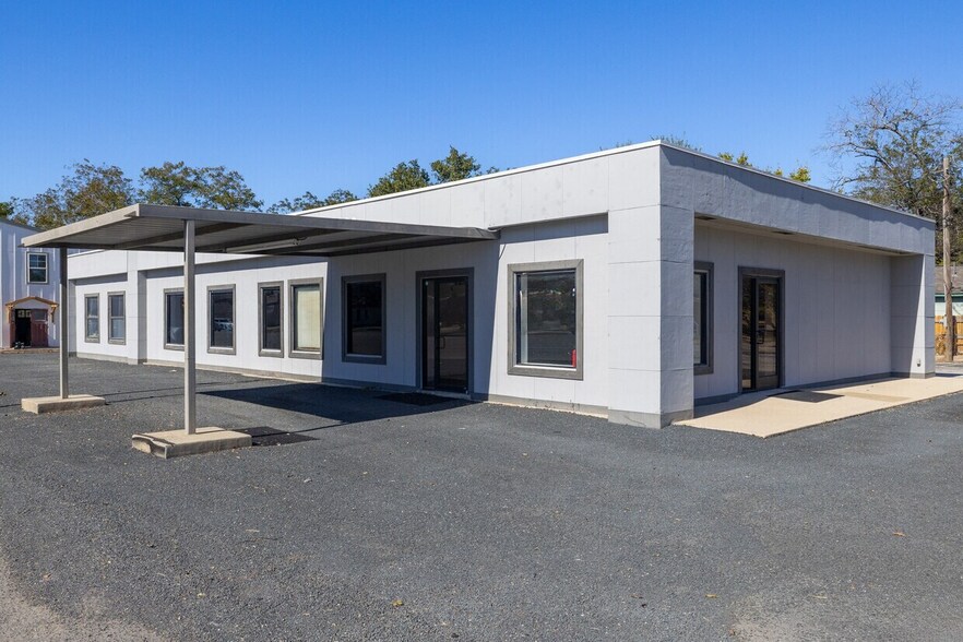 Primary Photo Of 505 W Hwy 90, Castroville Service Station For Lease