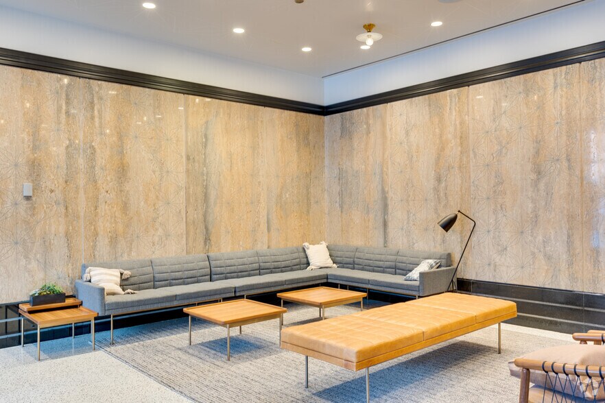 More Photos Of 121 W Wacker Dr, Chicago Office For Lease